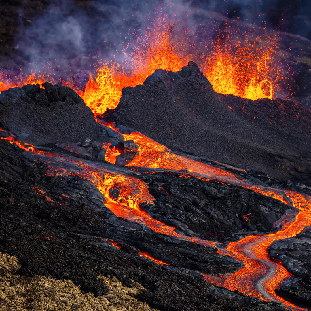 Vers l’épicentre : Le survol du Piton de la Fournaise en éruption